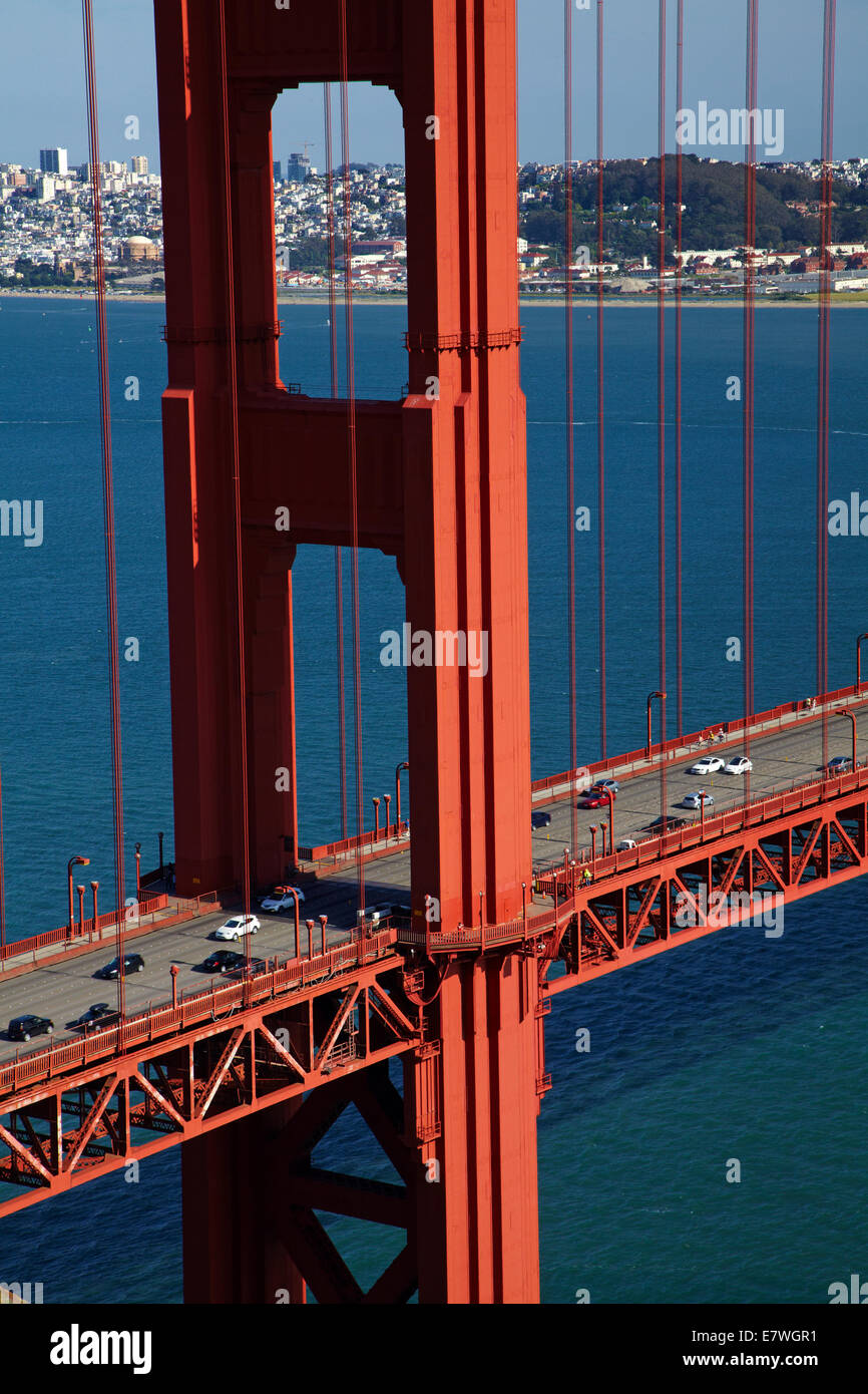 Il traffico sul ponte Golden Gate e la baia di San Francisco, San Francisco, California, Stati Uniti d'America Foto Stock