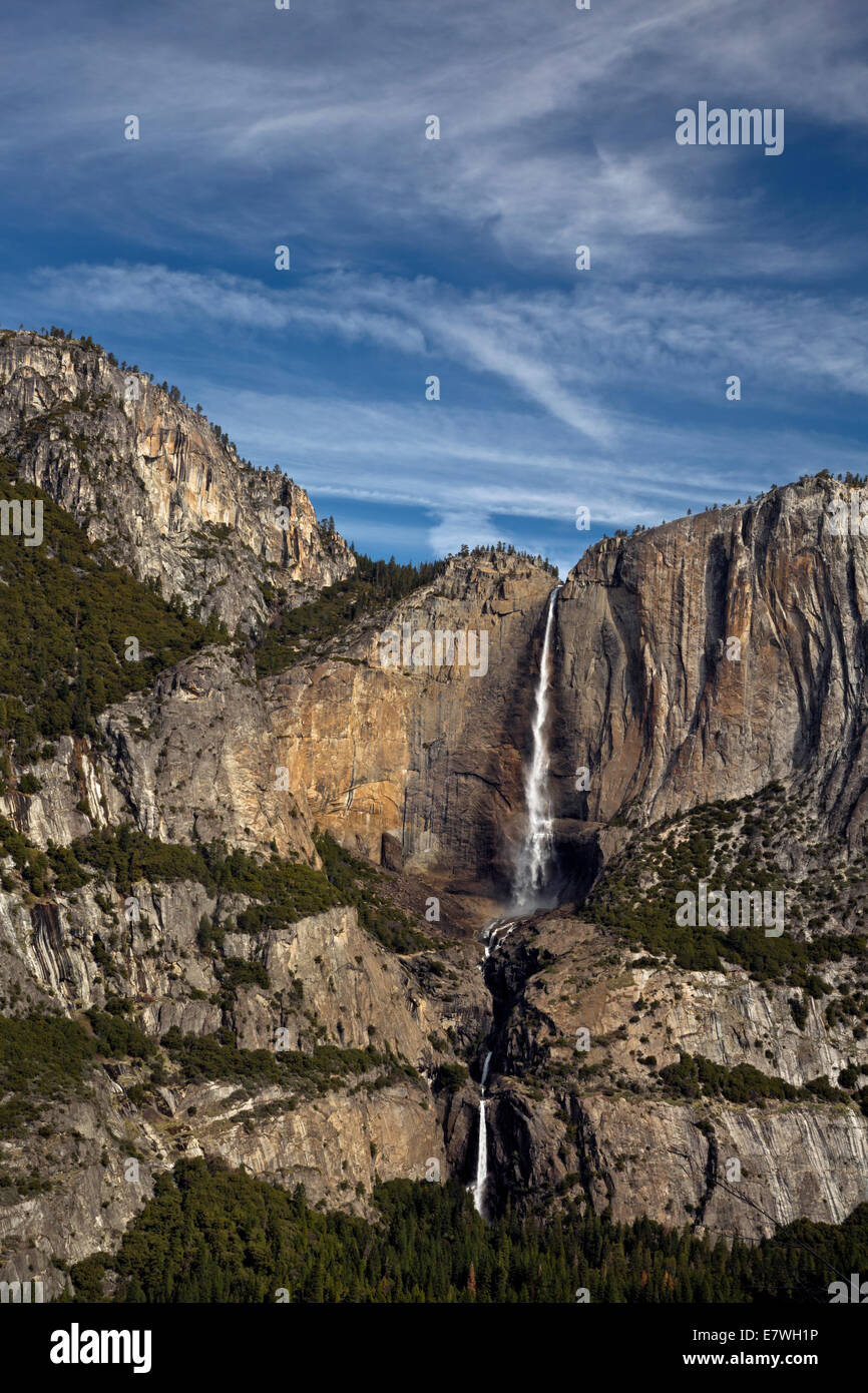 CA02319-00...CALIFORNIA - superiore e inferiore di Yosemite Falls dai quattro Mile Trail nel Parco Nazionale di Yosemite. Foto Stock