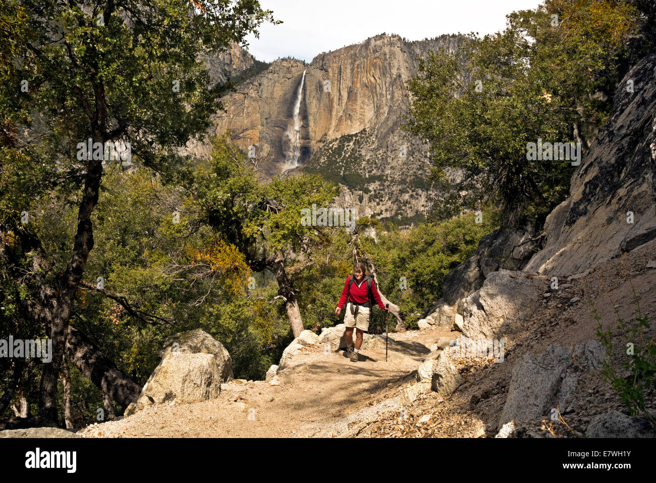 CA02325-00...CALIFORNIA - escursionista sulle quattro miglia di trail con Yosemite superiore rientrano nella distanza nel Parco Nazionale di Yosemite. Foto Stock