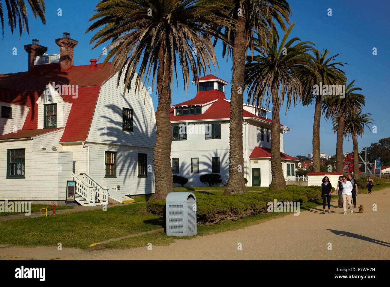 Storico Forte punto US Coast Guard Station e pedoni sulla Baia di San Francisco Trail, San Francisco, California, Stati Uniti d'America Foto Stock