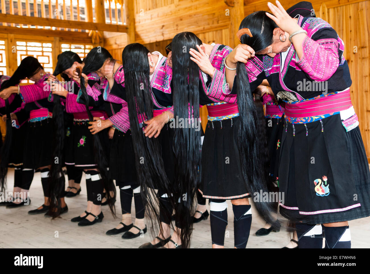 Capelli lunghi Yao donne che indossano abiti tradizionali. Foto Stock