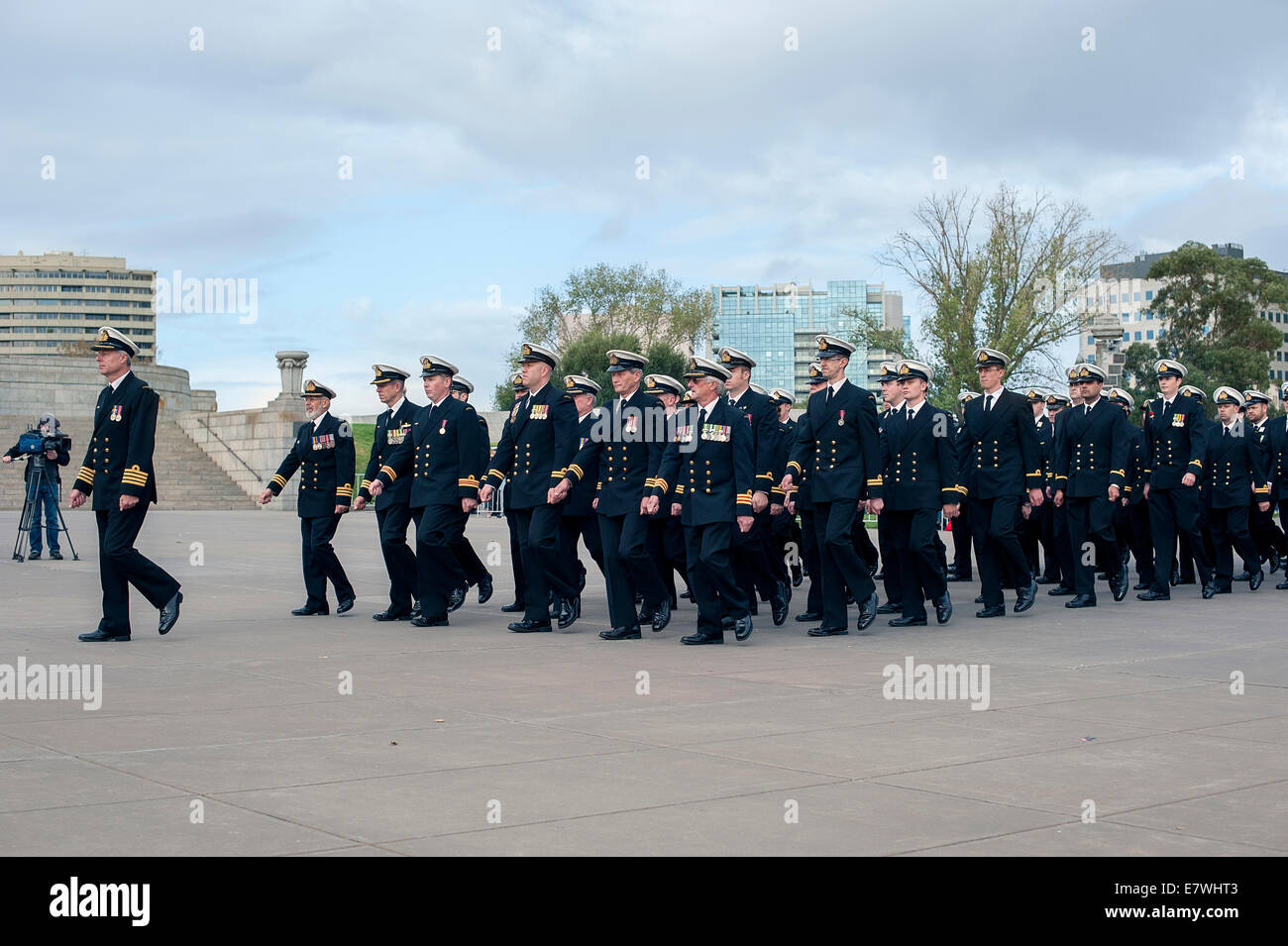 Migliaia frequentare Anzac Day marche in tutta l'Australia a pagare rispetta al servizio degli uomini e delle donne e sono caduti gli eroi di guerra. Foto Stock