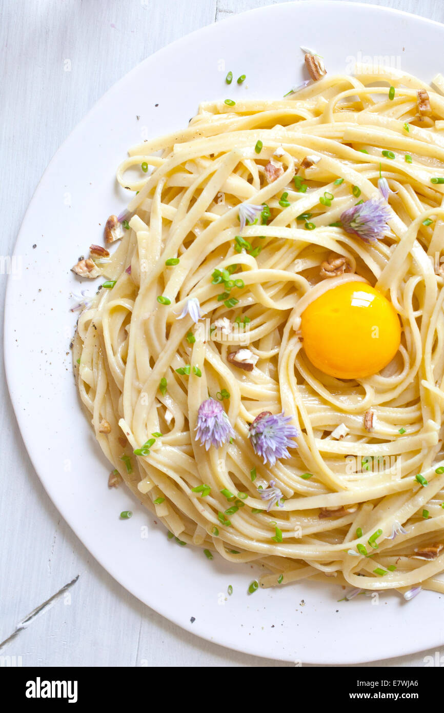 Piatto di pasta con tuorlo d'uovo al centro Foto Stock