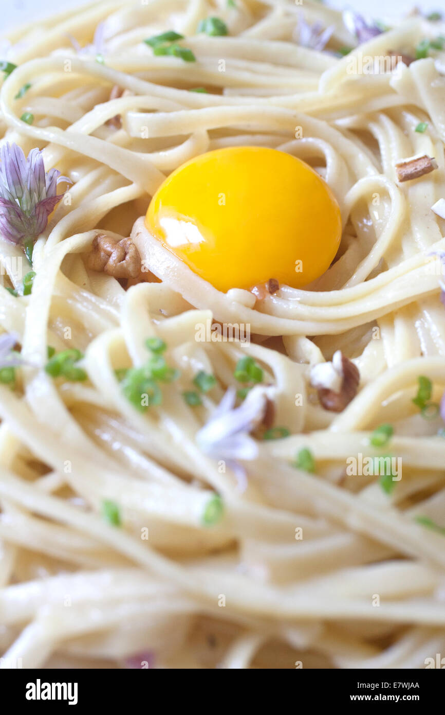 Piatto di pasta con tuorlo d'uovo al centro Foto Stock