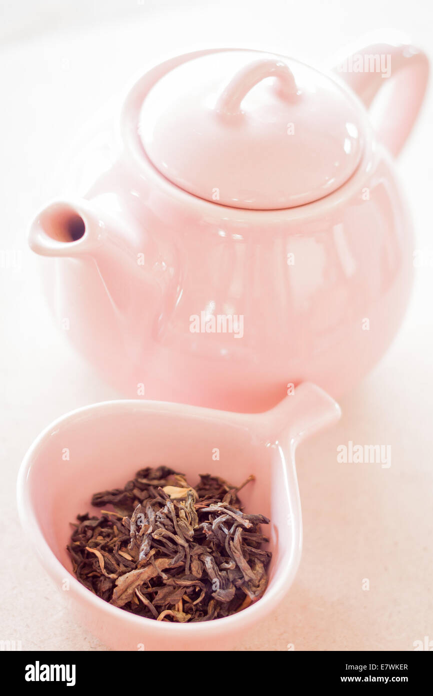 Tè Oolong in tazza di ceramica e jar, stock photo Foto Stock