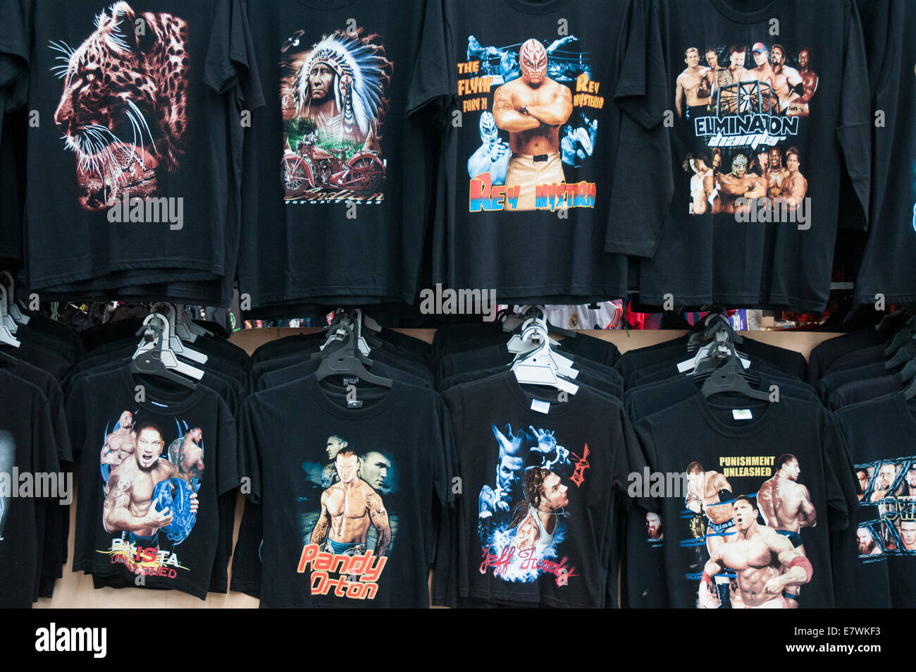 La cultura pop si riflette nel display a una t-shirt in stallo il mercato di Dandenong, Melbourne, Australia Foto Stock