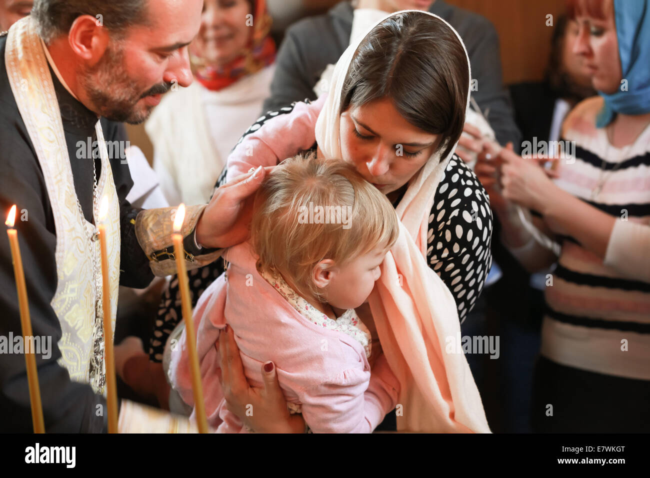 ST.PETERSBURG, Russia - 21 settembre 2014: sacerdote ortodosso esegue il rito del battesimo per un po' di Russo ragazza Foto Stock