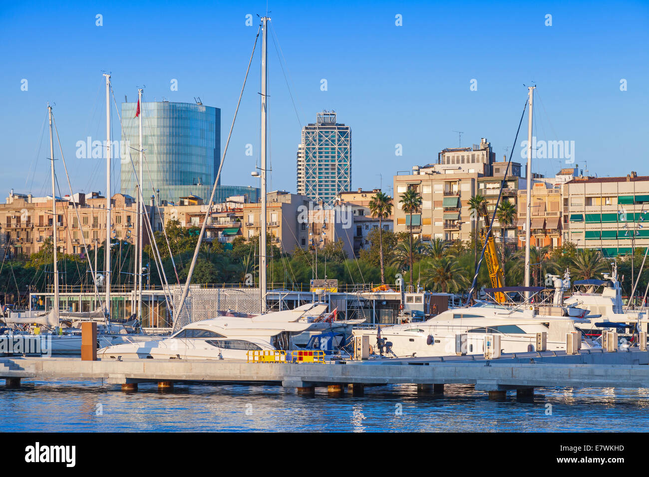 Barche a vela e barche da diporto sono ormeggiati nel porto di Barcellona Foto Stock