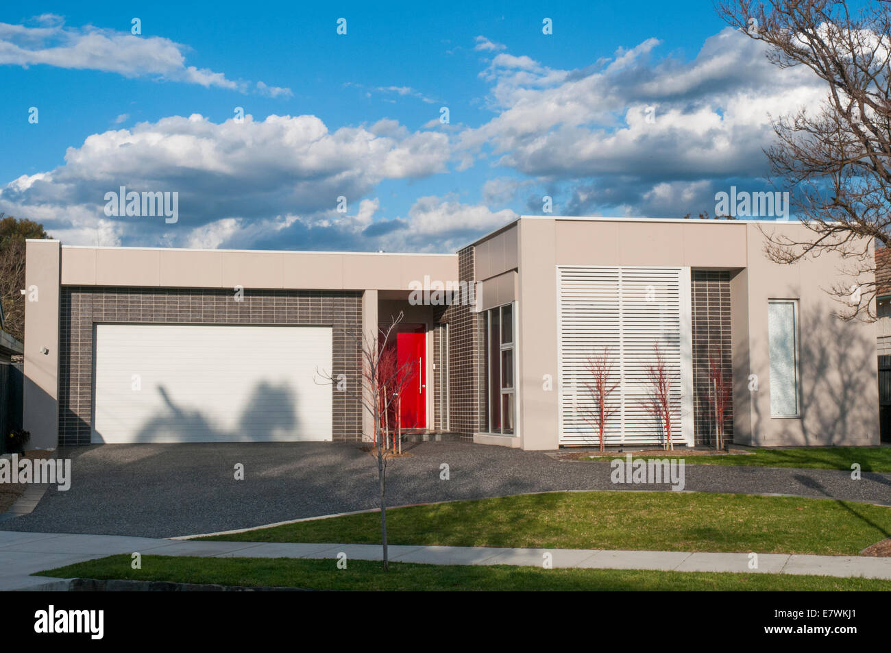 Un fortemente moden angolare home scontri con i vecchi vicini gli stili architettonici nel sobborgo di Melbourne di Caulfield Foto Stock