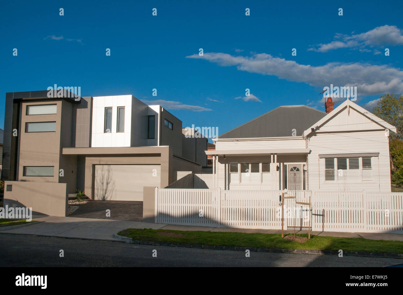 Un fortemente moden angolare home scontri con i vecchi (Edwardian) stili architettonici nel sobborgo di Melbourne di Caulfield Foto Stock