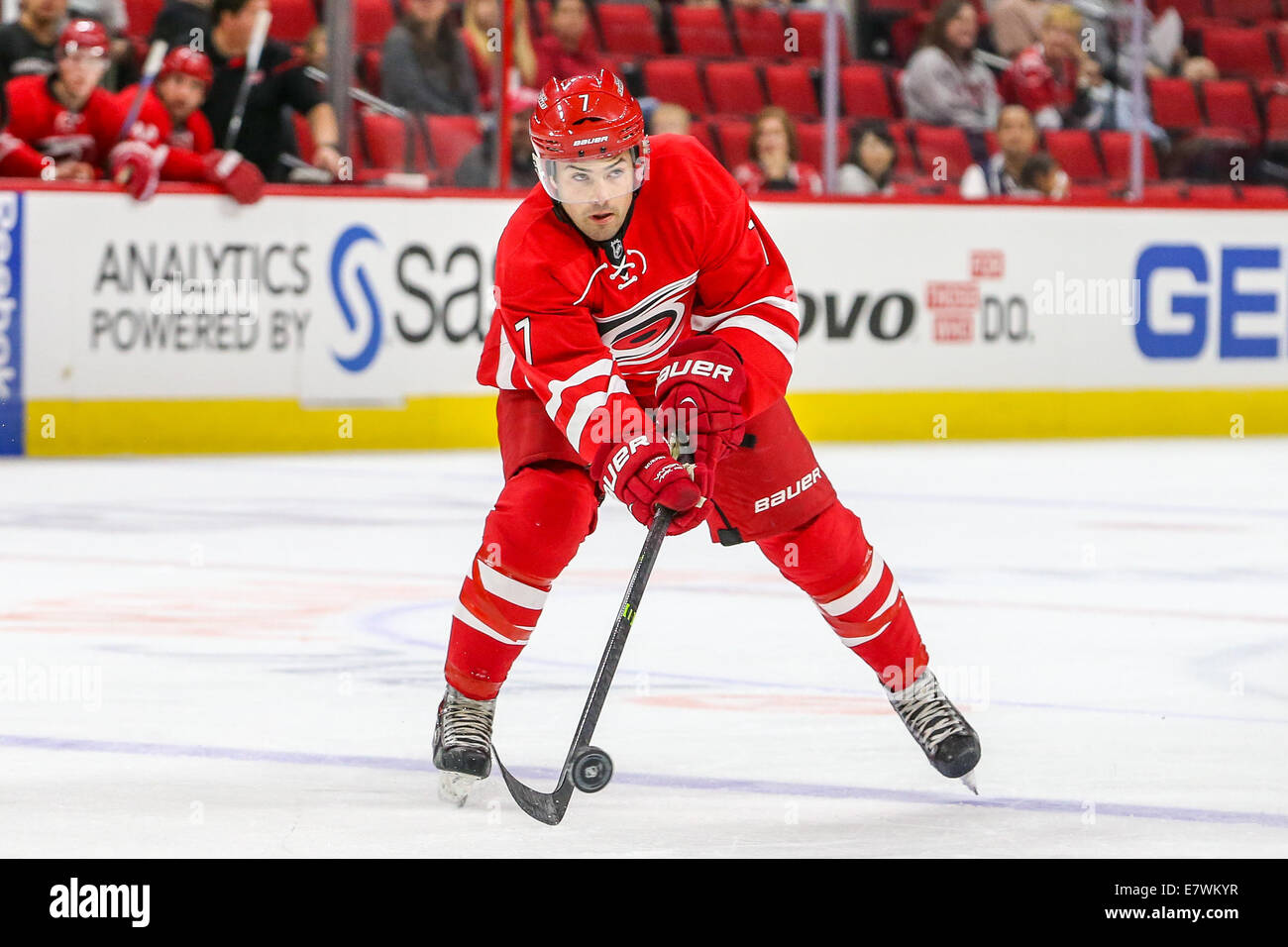 Raleigh, North Carolina, Stati Uniti d'America. Xxi Sep, 2014. Carolina Hurricanes defenceman Ryan Murphy (7) durante la fase di pre-stagione NHL gioco tra il Columbus Giacche Blu e Carolina Hurricanes al PNC Arena. Il Columbus Giacche Blu ha sconfitto la Carolina Hurricanes 4-3 nel regolamento giocare. © Andy Martin Jr./ZUMA filo/Alamy Live News Foto Stock