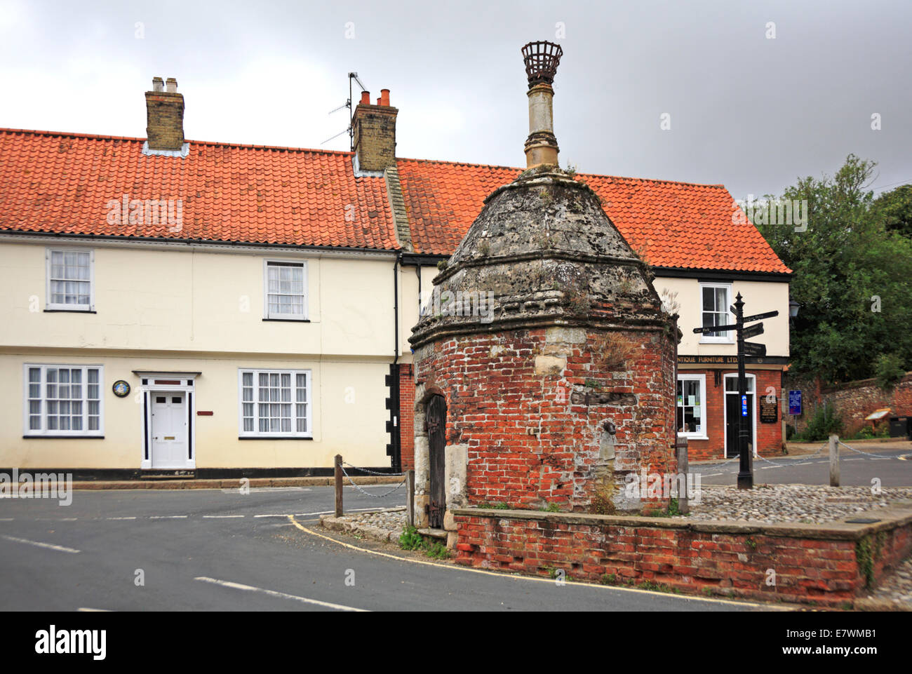 Una vista della pompa vecchia casa in luogo comune, Little Walsingham, Norfolk, Inghilterra, Regno Unito. Foto Stock