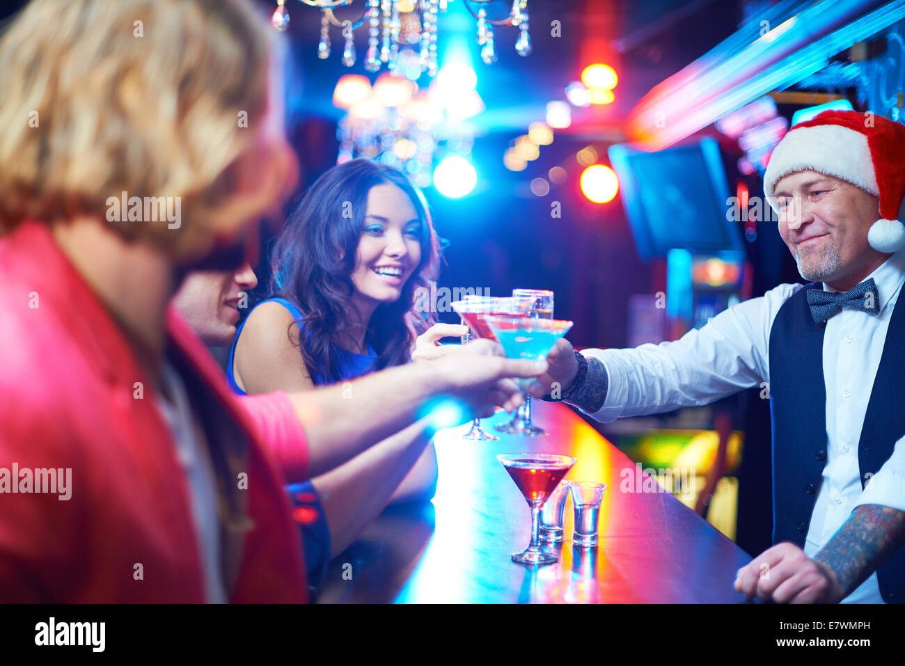 Ritratto di boozing persone tostare con cocktail a parte Foto Stock