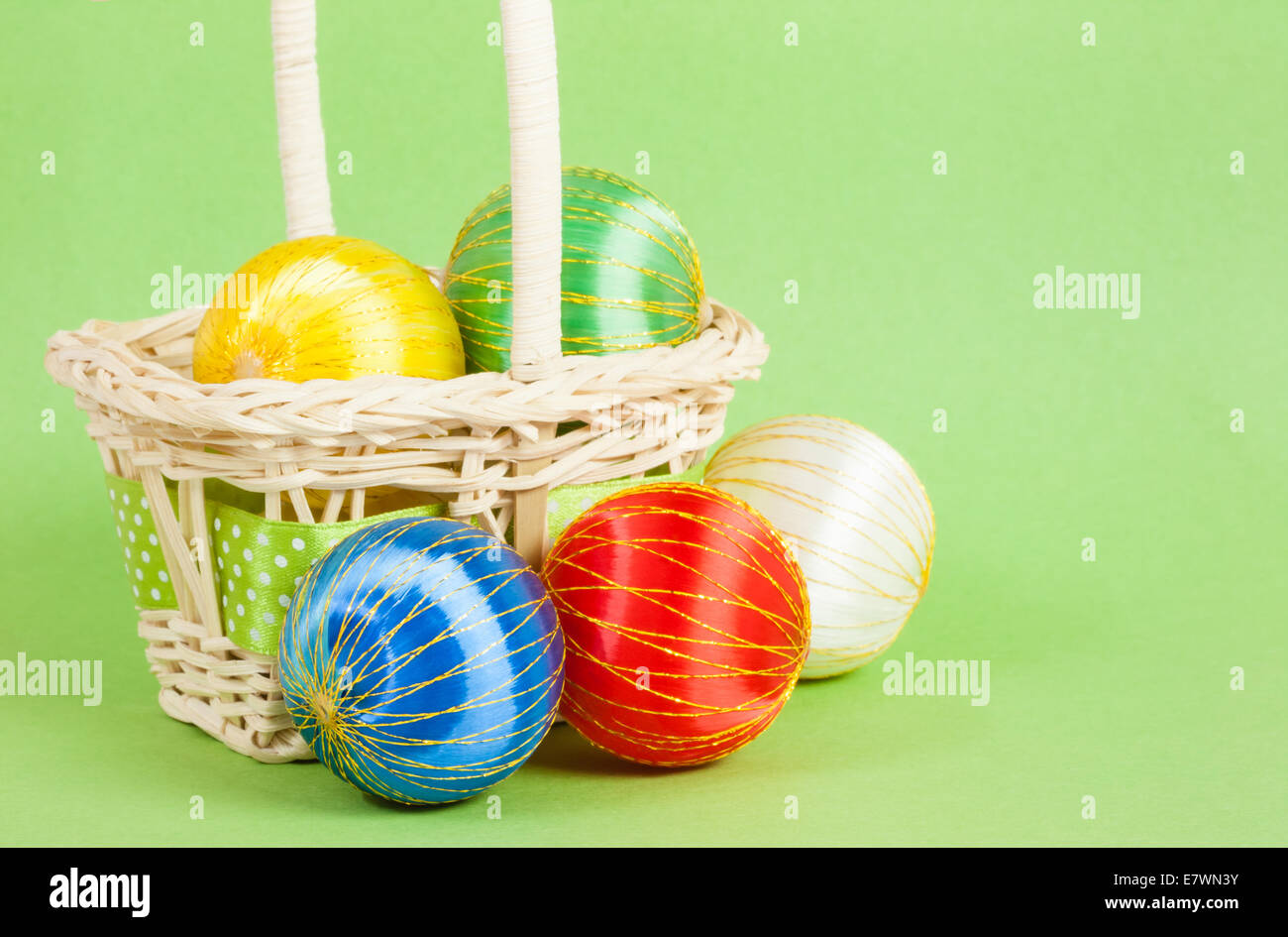 Un insieme delle colorate decorazioni di Natale è posto su ed intorno ad un cestello. Può essere utilizzato in carte di Natale. Foto Stock