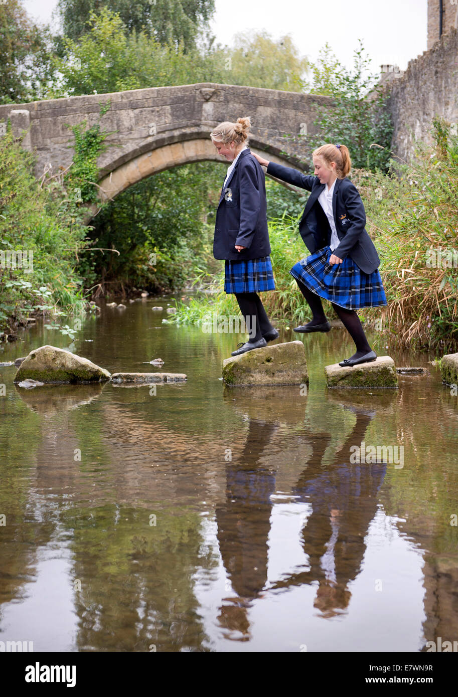 Ragazze imbarco a re la Scuola di attraversare il fiume Brue nel Somerset villaggio di Bruton REGNO UNITO Foto Stock