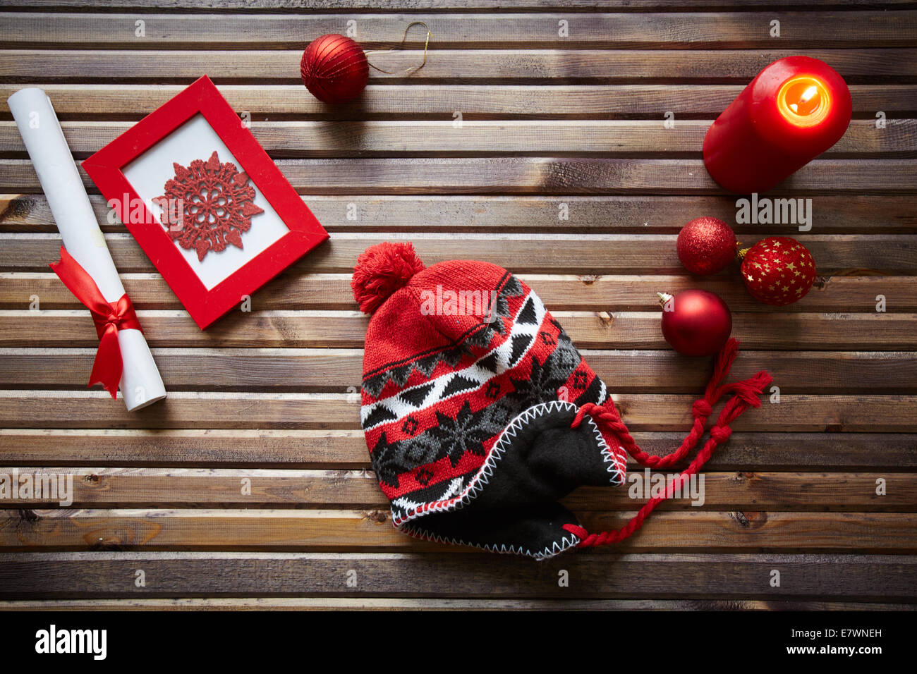 Oggetti di natale, decorazioni e rosso cappuccio di maglia su sfondo di legno Foto Stock
