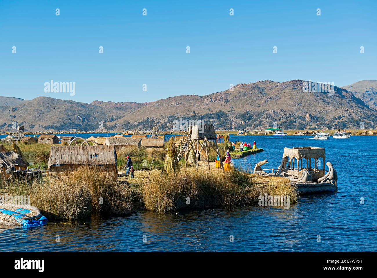 Isole galleggianti di Uros sul lago Titicaca, Puno, Perù Foto Stock