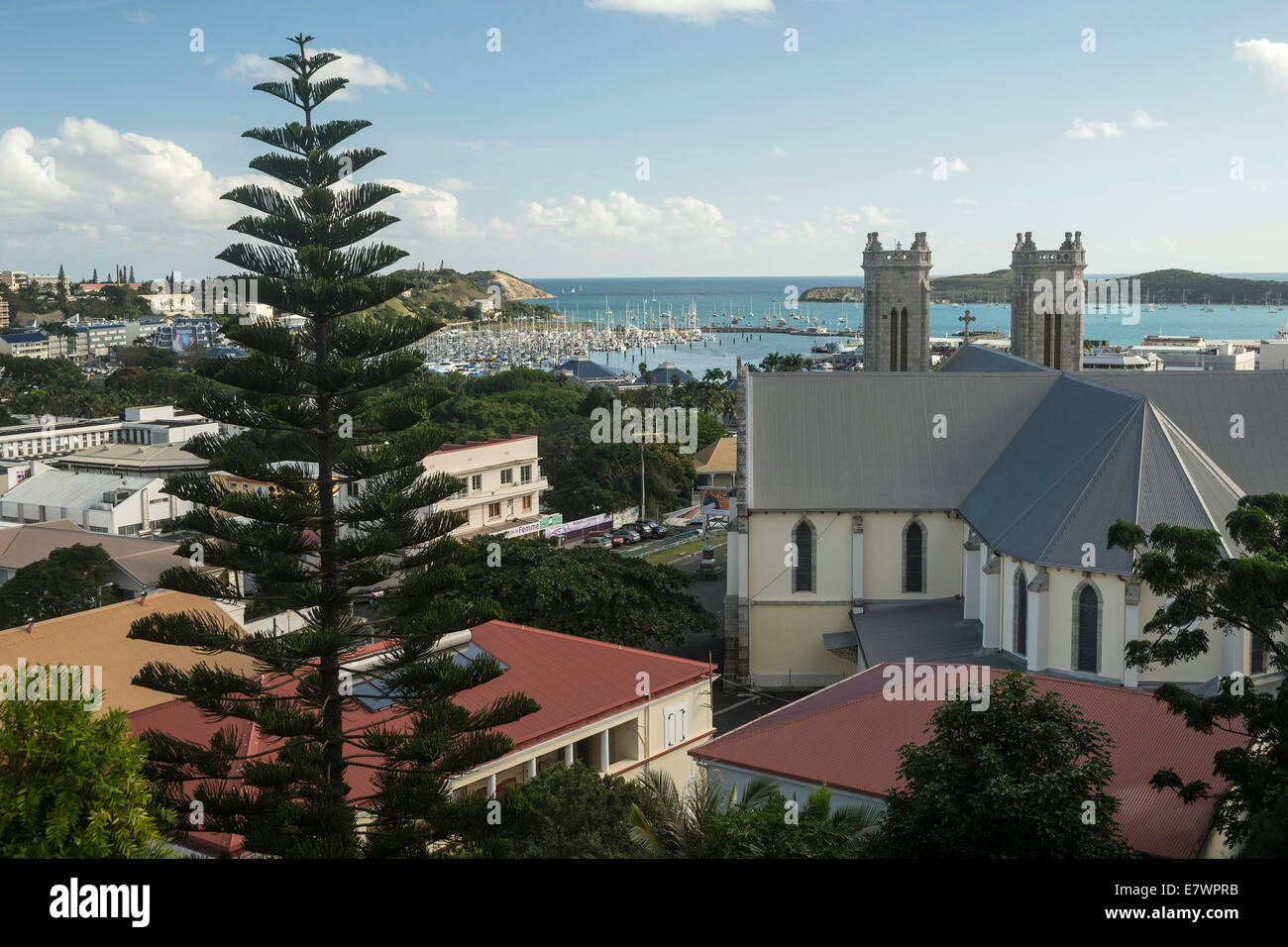 Vista sul porto e la Cattedrale di Saint-Joseph, Noumea, Grande Terre, Nuova Caledonia Foto Stock