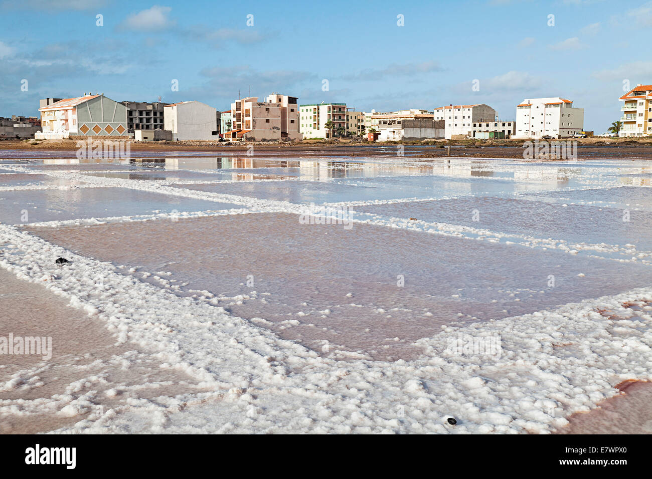Bacino del sale in soluzione fisiologica salina in disuso, Sal Rei, Boa Vista, Capo Verde Foto Stock