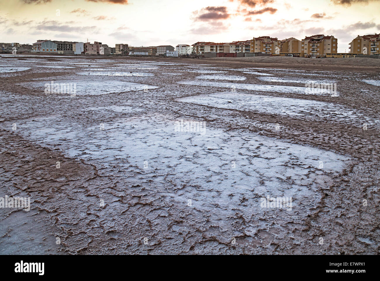 Bacino del sale in soluzione fisiologica salina in disuso, Sal Rei, Boa Vista, Capo Verde Foto Stock