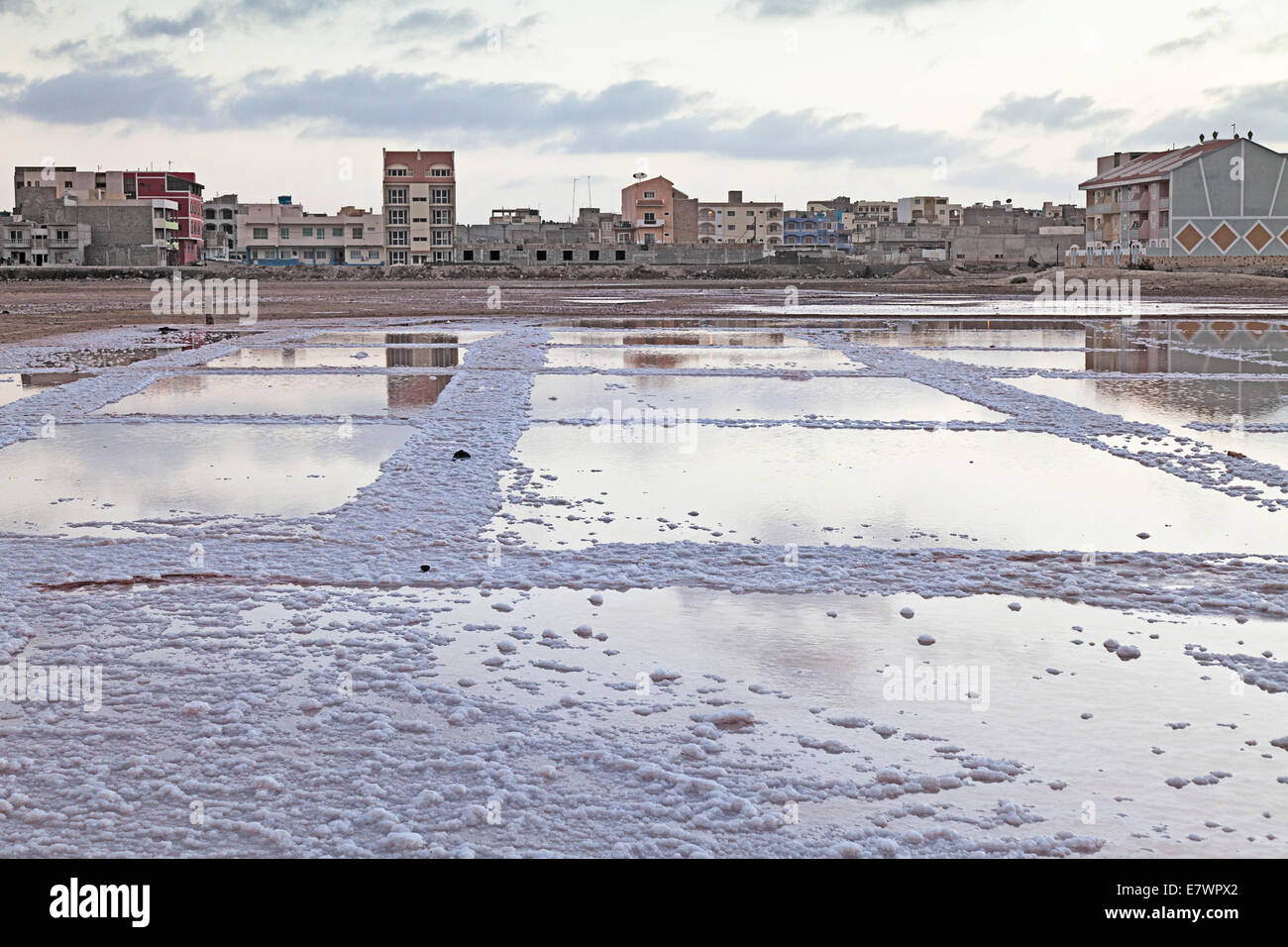 Bacino del sale in soluzione fisiologica salina in disuso, Sal Rei, Boa Vista, Capo Verde Foto Stock
