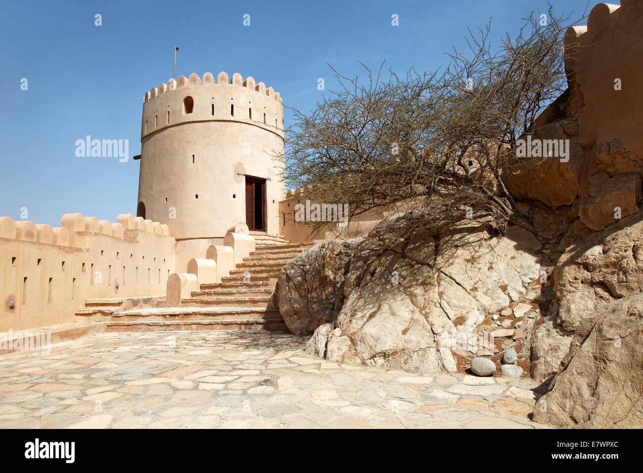 Cortile, scala, torre di difesa, boccole, Nakhl Fort o Al Husn Heem, fortezza, storico edificio mudbrick Foto Stock