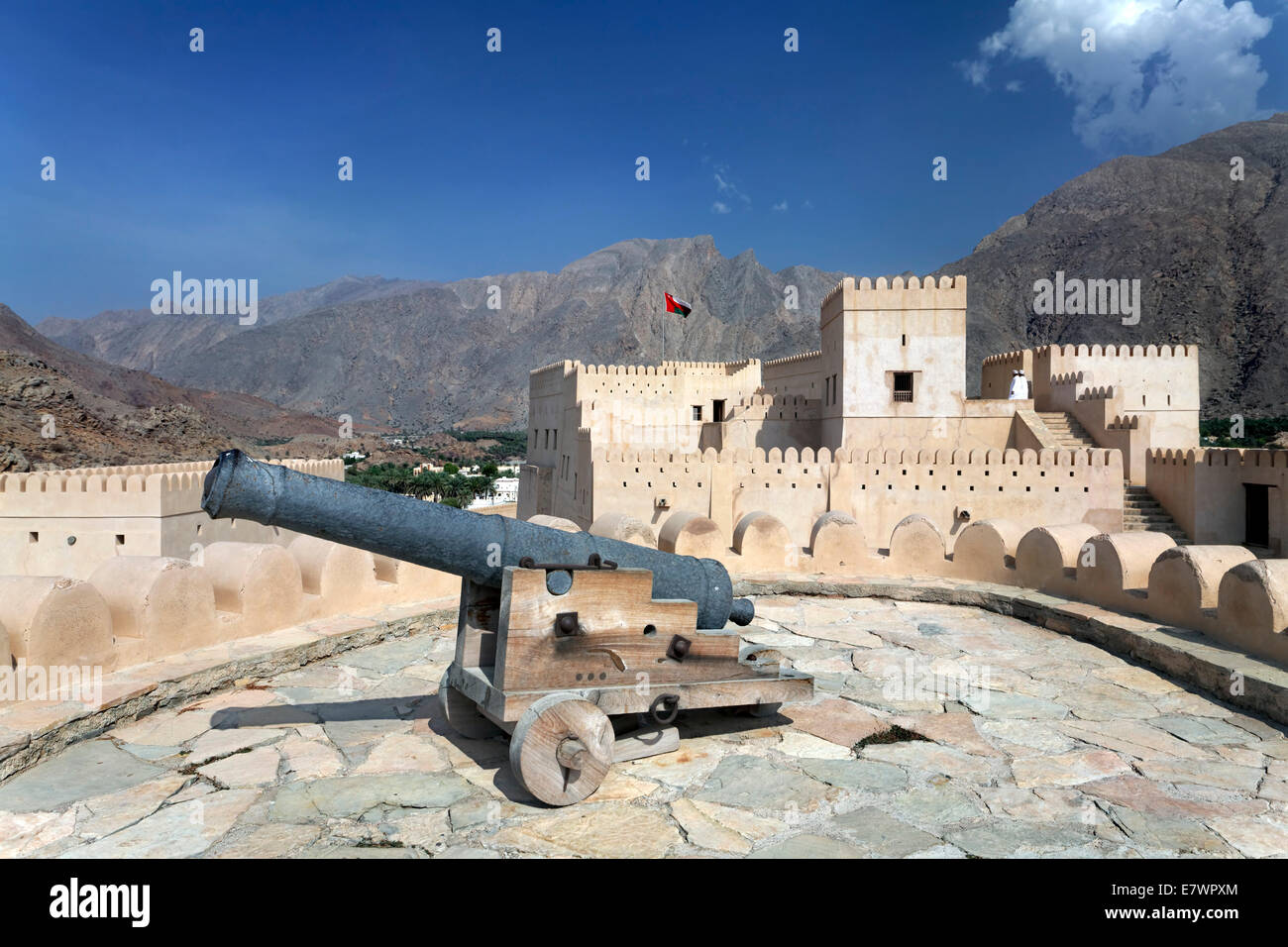 Il cannone sulla torre di Nakhl Fort o Al Husn Heem, fortezza, storico edificio mudbrick, Jebel Nakhl Massiv, Al-Batinah provincia Foto Stock
