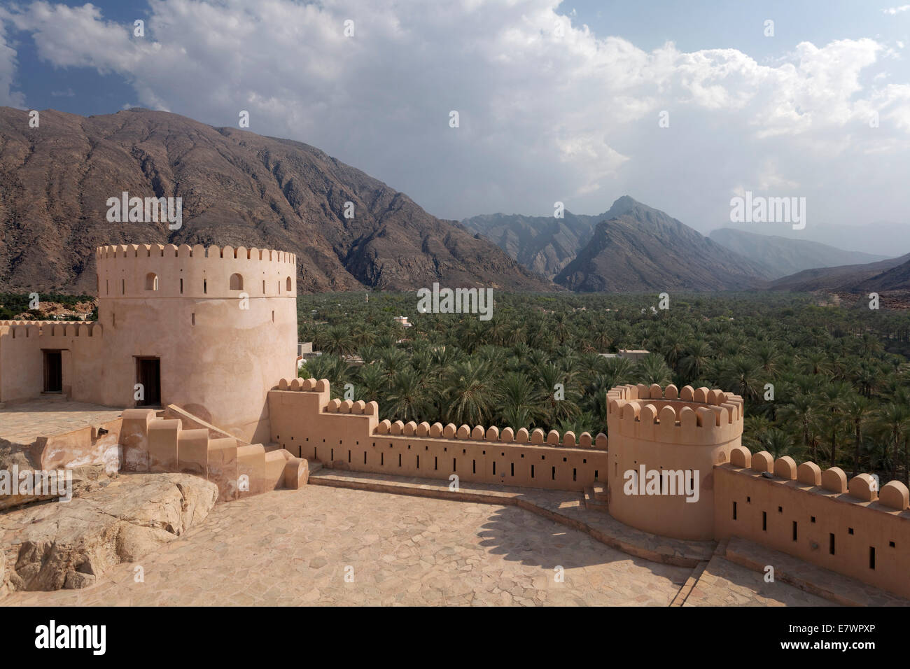 Vista da Nakhal Fort o Al Husn Heem, fortezza, storico edificio mudbrick, attraverso le oasi Nakhl al Jebel Nakhl Massiv Foto Stock