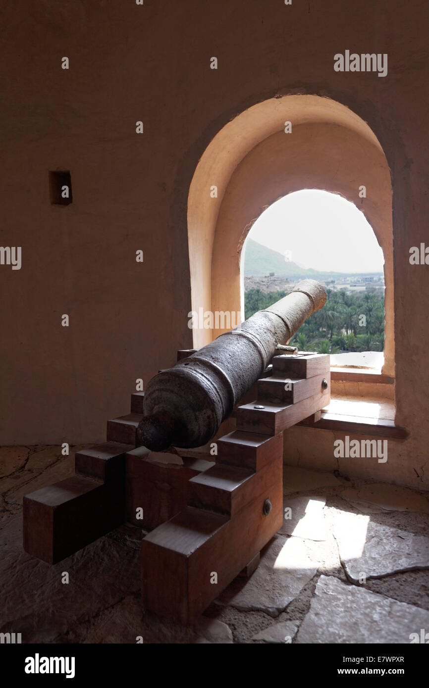 Il vecchio cannone in squarcio, torre di difesa, Nakhl Fort o Al Husn Heem, fortezza, storico edificio mudbrick, Al-Batinah provincia Foto Stock