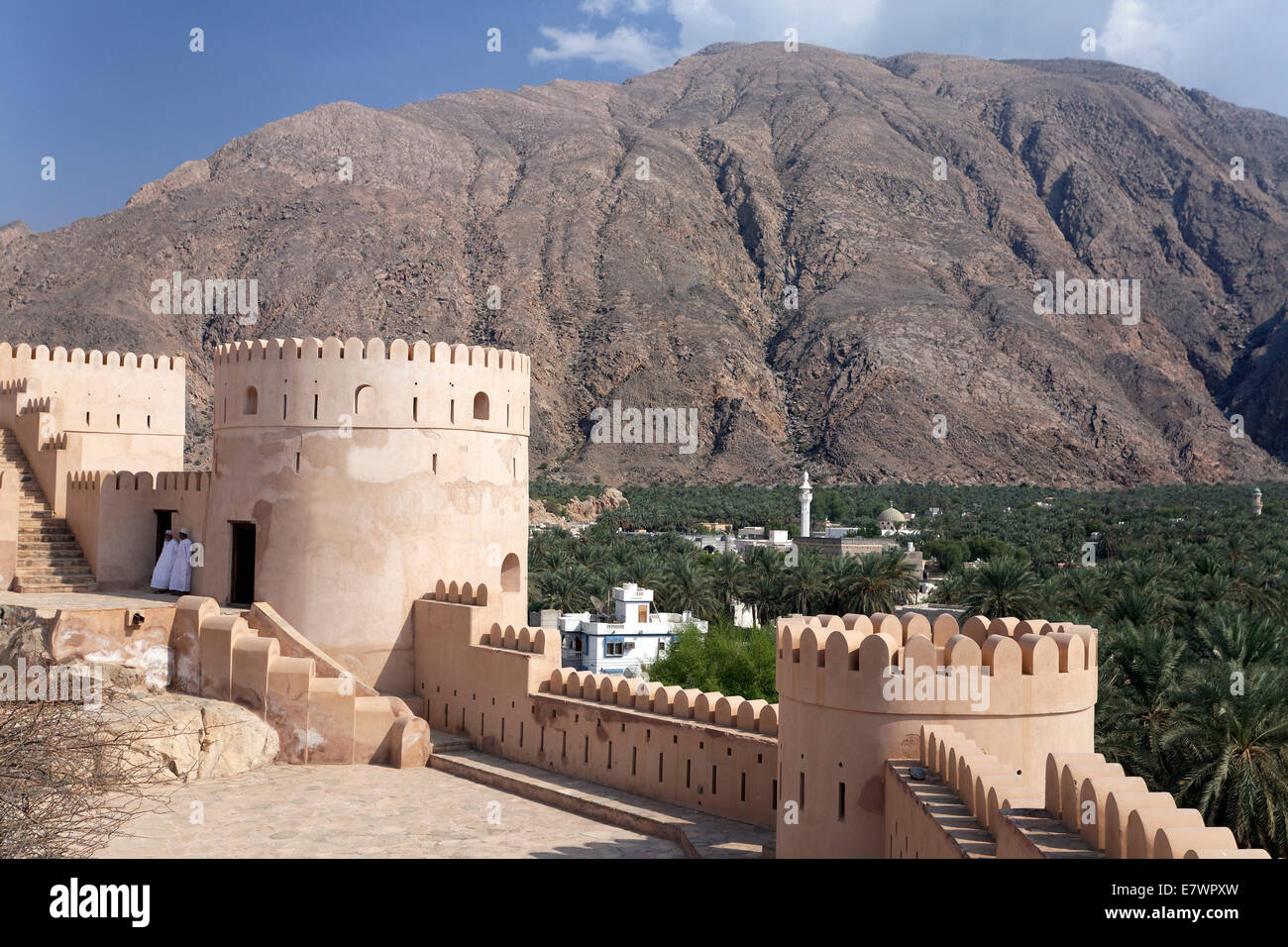 Vista da Nakhal Fort o Al Husn Heem, fortezza, storico edificio mudbrick, attraverso le oasi Nakhl al Jebel Nakhl Massiv Foto Stock