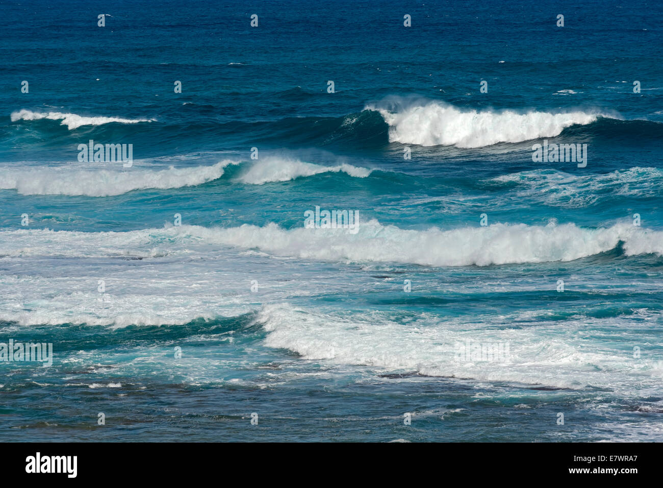 Onde che si infrangono nell'Oceano Pacifico, di Kaua'i, Hawaii, Stati Uniti Foto Stock
