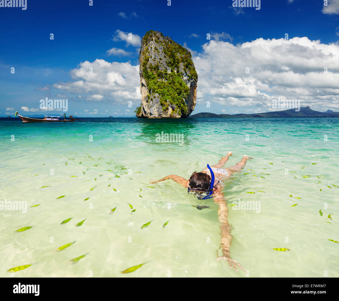 Donna di nuoto con snorkel, sul Mare delle Andamane, Thailandia Foto Stock