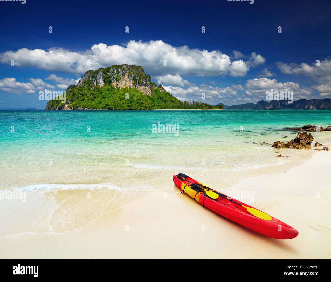 Kayak colorati sulla spiaggia tropicale, Thailandia Foto Stock