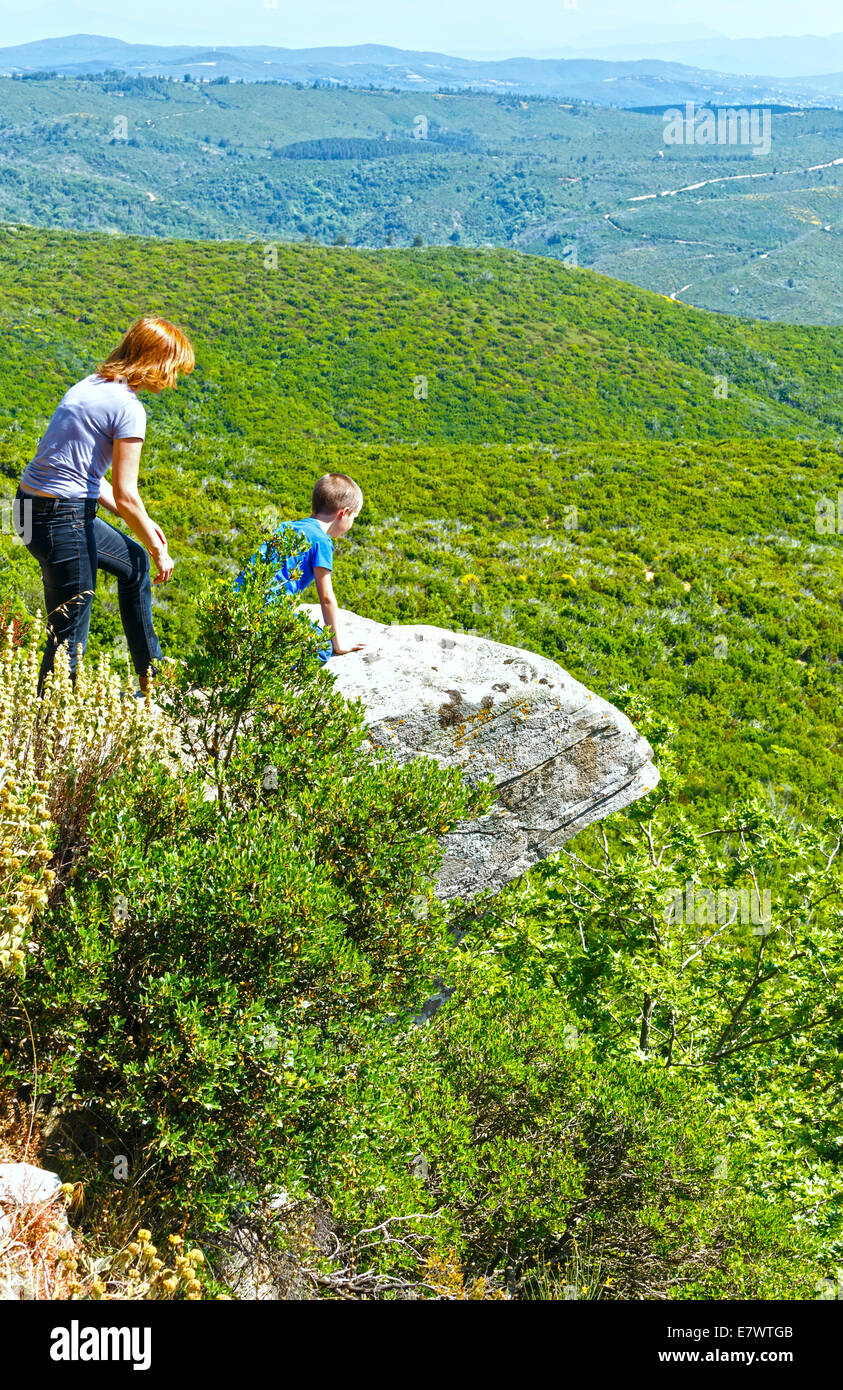 Madre e figlio guardando dalla scogliera della valle (Grecia) Foto Stock