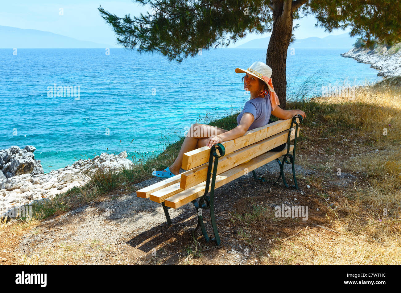 Estate mare paesaggio con donna su banco(Grecia, Cefalonia) Foto Stock