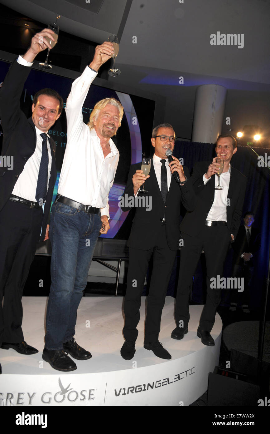 BACARDI categoria globale Direttore per liquori premium Ben Farlow, Sir Richard Branson, Grey Goose creatore maitre de chai François Thibault e CEO di Virgin Galactic George Whitesides assistere al lancio globale di Grey Goose Virgin Atlantic al Museo Americano di Storia Naturale il 22 settembre 2014 a New York City/picture alliance Foto Stock