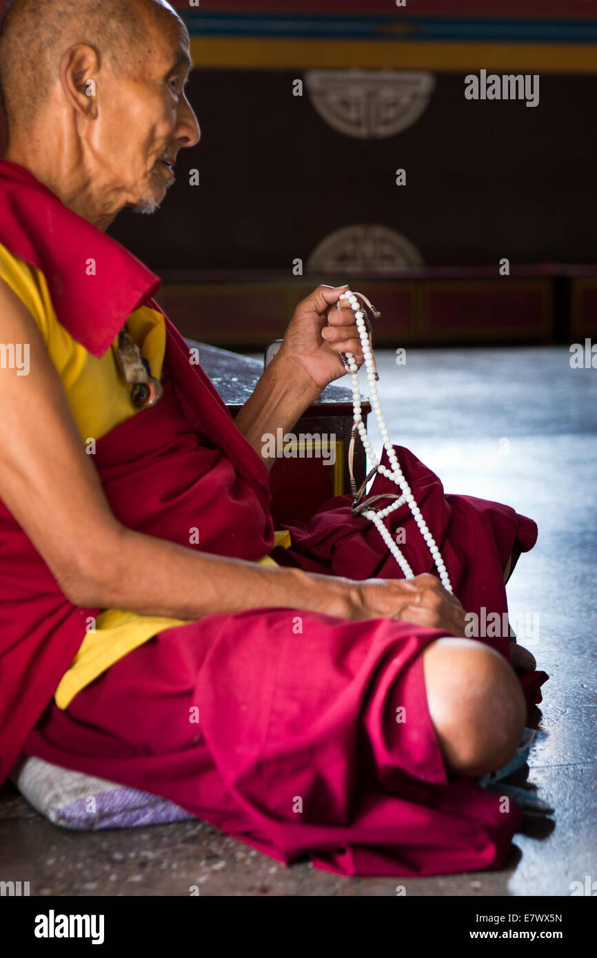 Il Bhutan orientale, Trashigang, Rangjung Woesel Choeling mani del monastero di Monaco con grani di preghiera Foto Stock