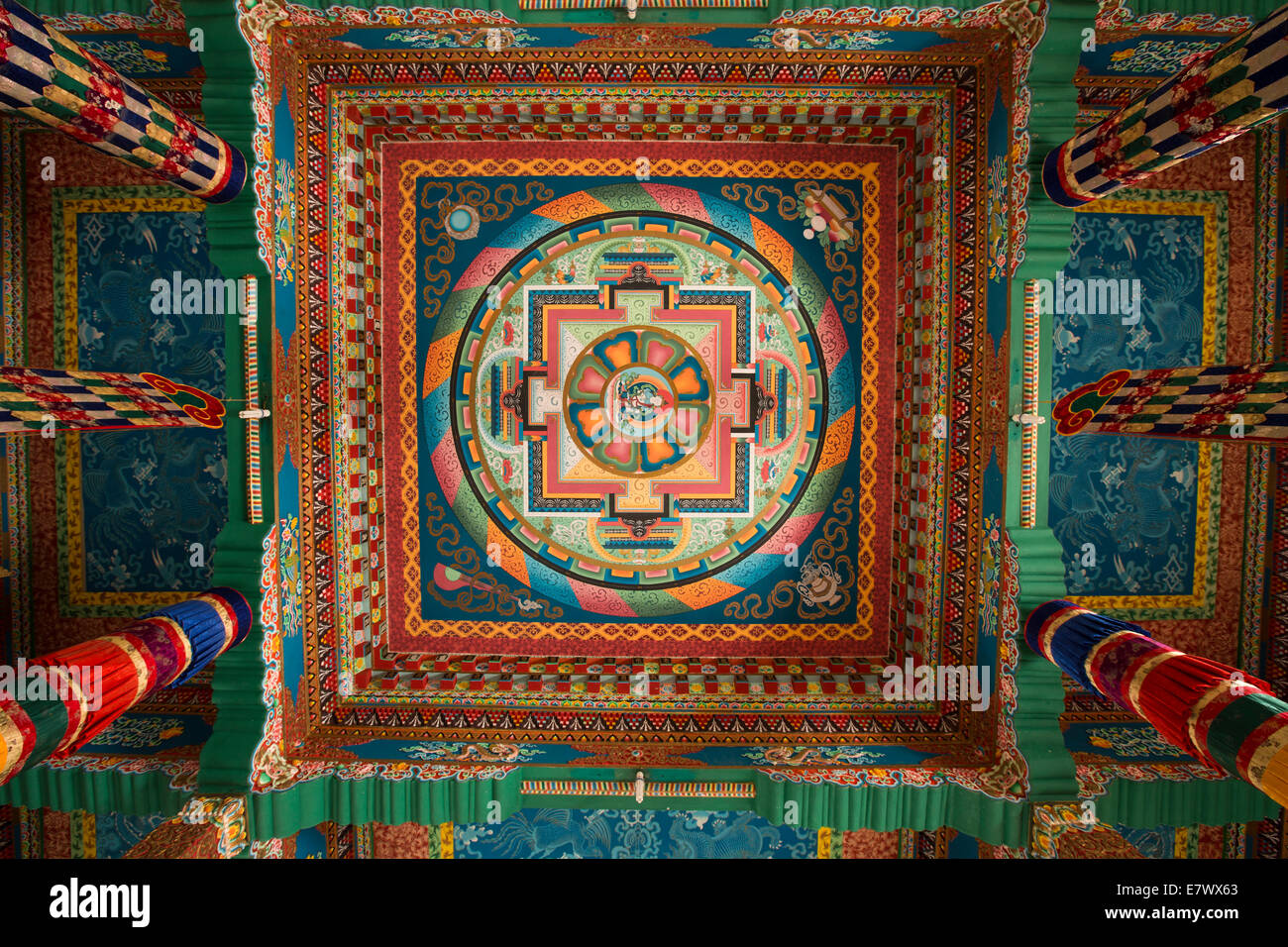 Il Bhutan orientale, Trashigang, Rangjung Woesel Choeling interni del monastero, il soffitto dipinto mandala Foto Stock