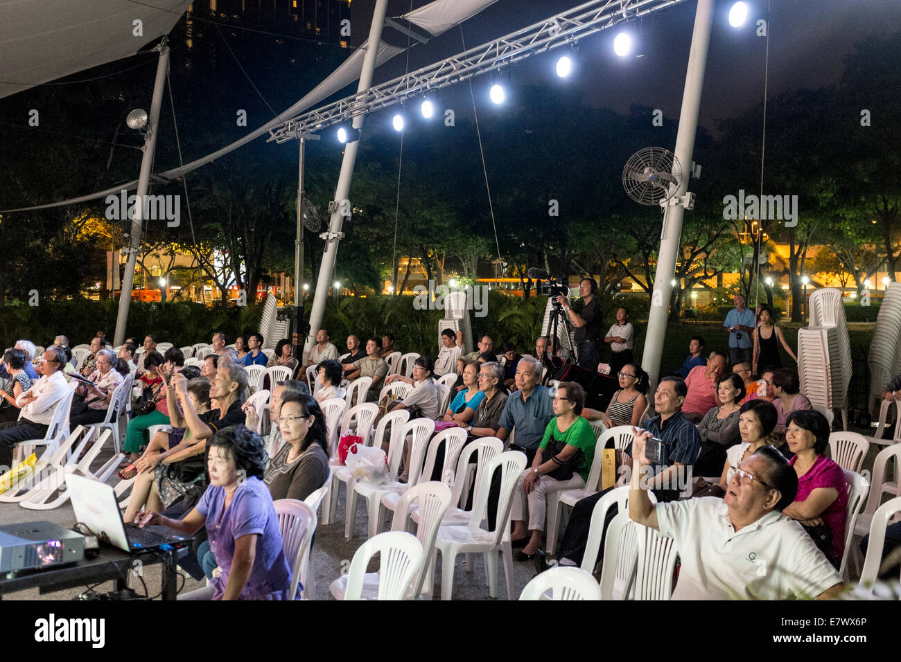 Una folla di persone anziane principalmente gli spettatori a guardare una libera Opera Cinese prestazioni in Hong Lim Park a Singapore Foto Stock
