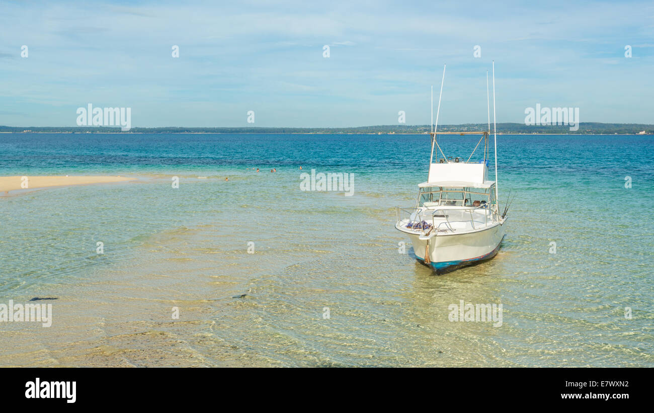 Un piccolo yacht ancorati sulle coste delle isole di Zanzibar Foto Stock