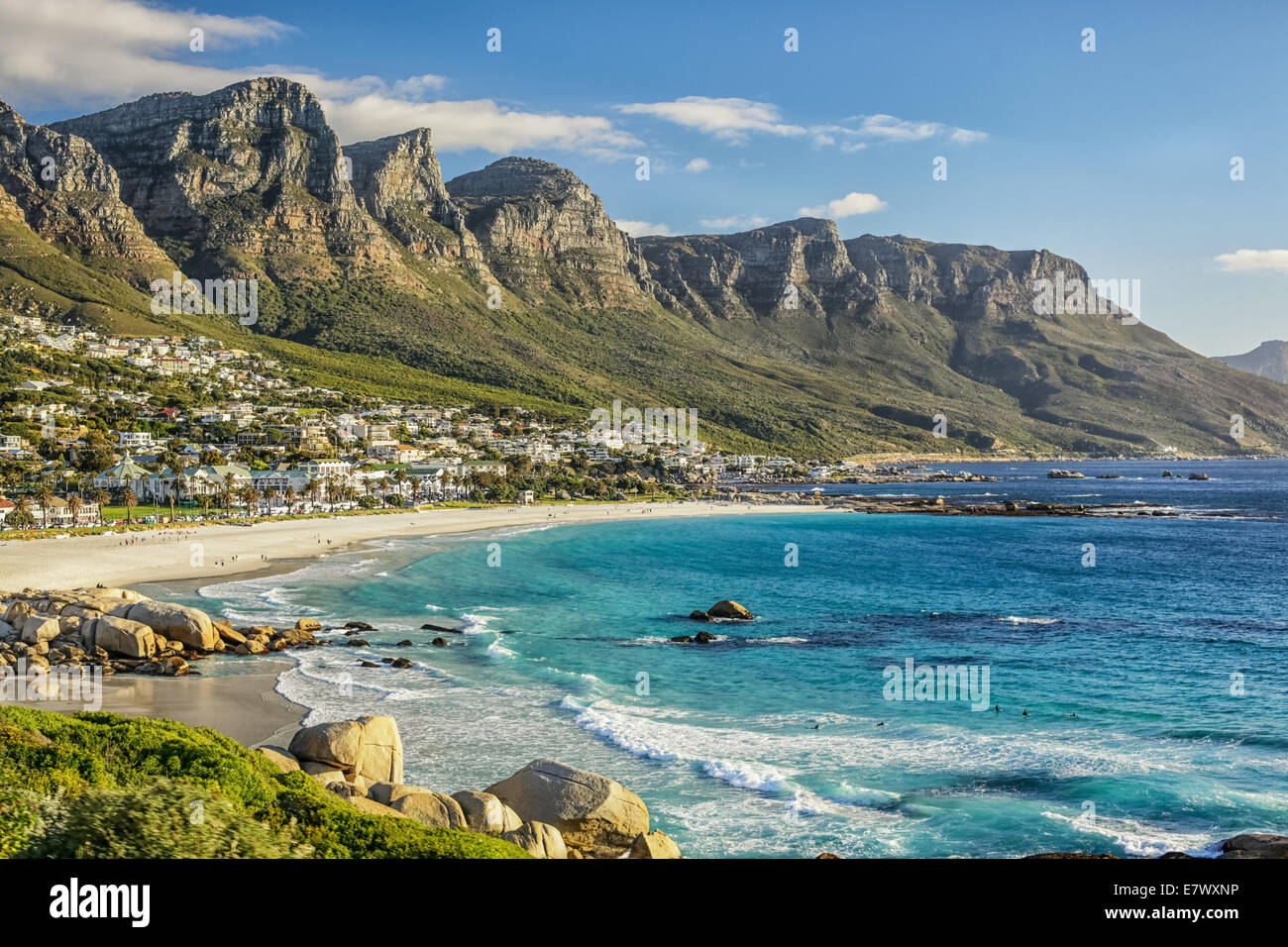 La bella città di Cape Town, con le sue montagne meravigliose spiagge di sabbia bianca e mare azzurro Foto Stock