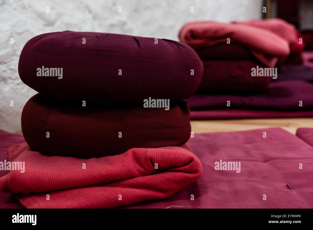 La meditazione dei tappetini e scialle pronto per la meditazione buddista pratica e puja Foto Stock
