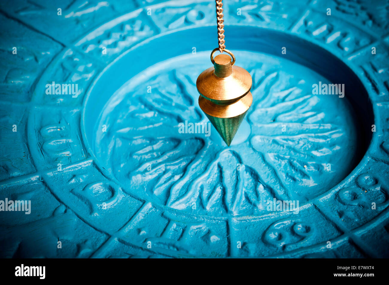 Pendolo per la divinazione e la ruota di astrologia Foto Stock