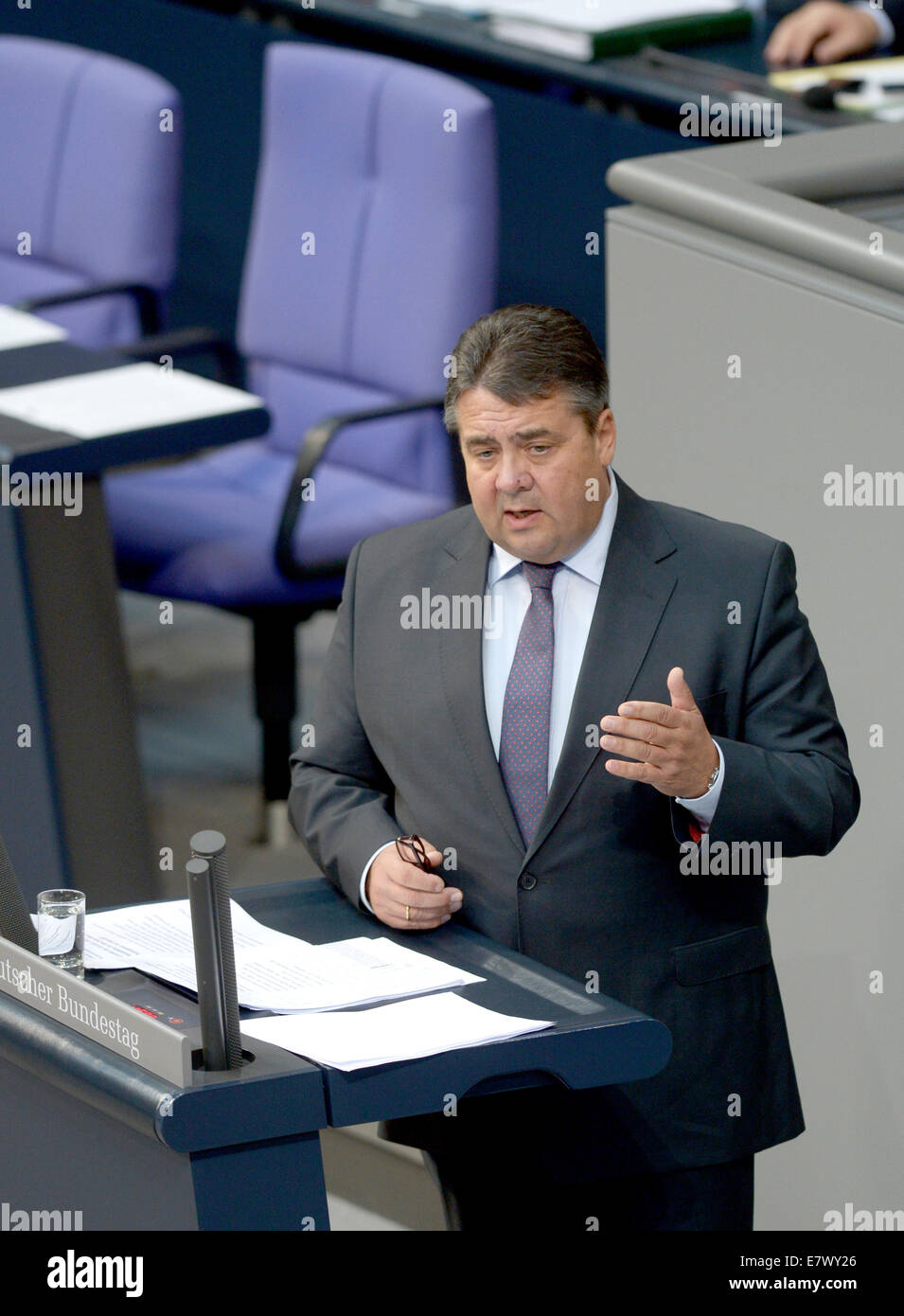 Berlino, Germania. Xxv Sep, 2014. Economia tedesca Minsiter Sigmar Gabriel parla durante il dibattito sul tema dell'accordo di libero scambio tra la UE e gli Stati Uniti e il Canada nel Parlamento tedesco a Berlino, Germania, 25 settembre 2014. Foto: RAINER JENSEN/dpa/Alamy Live News Foto Stock