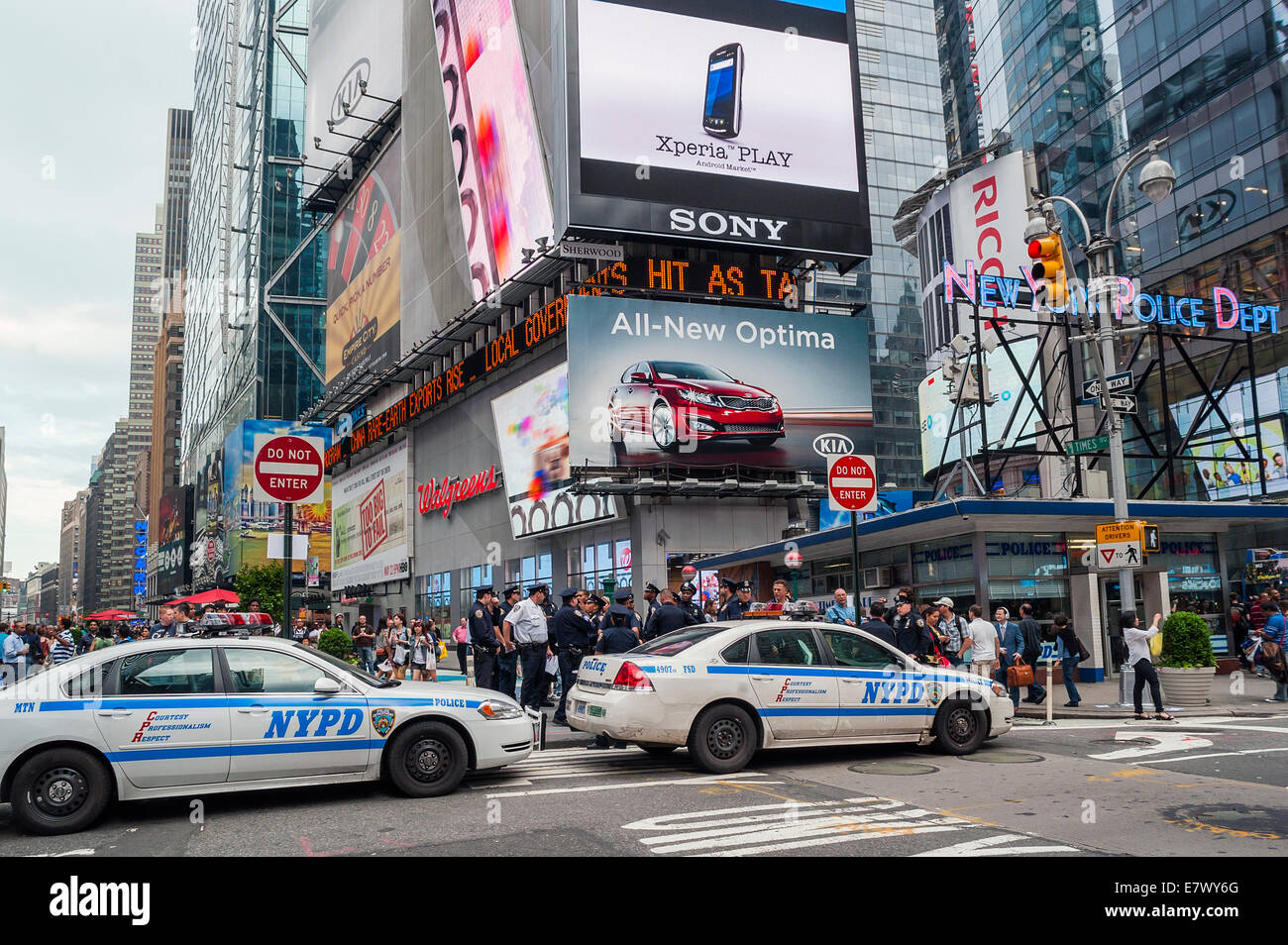 La polizia di garantire la sicurezza per i milioni di visitatori a Times Square a New York Foto Stock