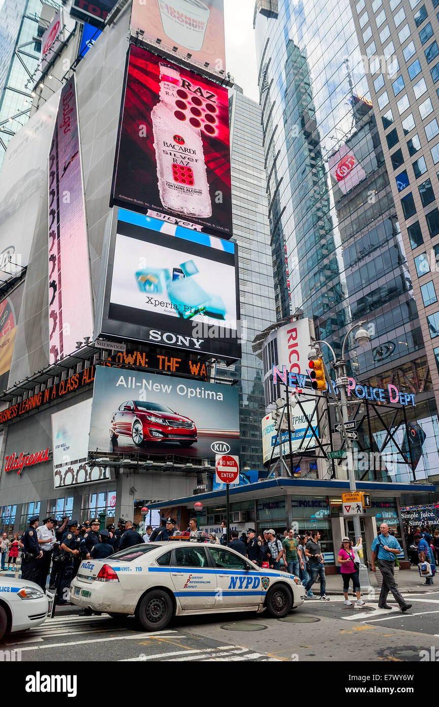 La polizia di garantire la sicurezza per i milioni di visitatori a Times Square a New York Foto Stock