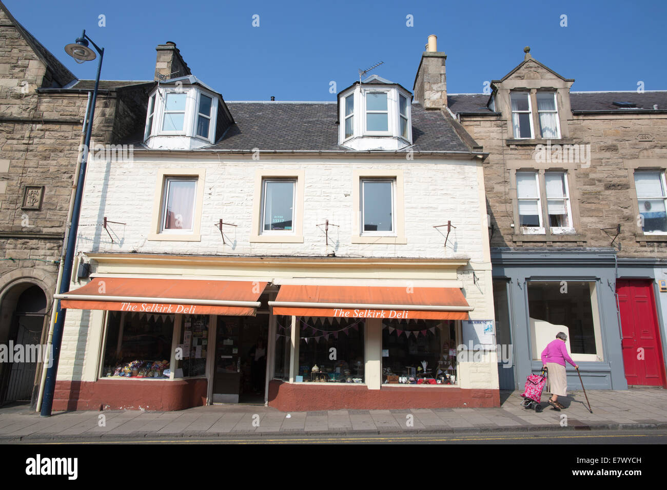 I negozi di high street di Selkirk, il Royal e antico Burgh di Selkirk, Scottish Borders, Scotland, Regno Unito Foto Stock
