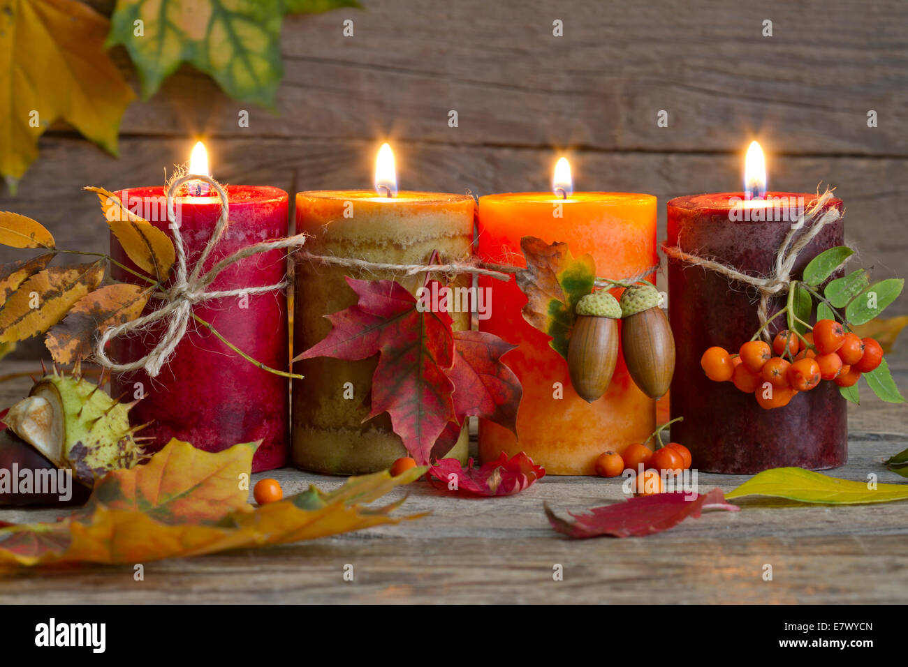 Autunno candele con foglie vintage abstract ancora in vita di notte Foto Stock