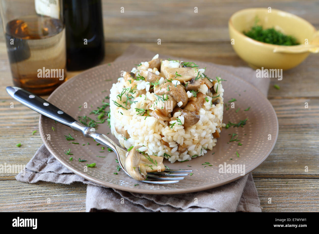 Riso con funghi su una piastra, Cibo prelibato Foto Stock