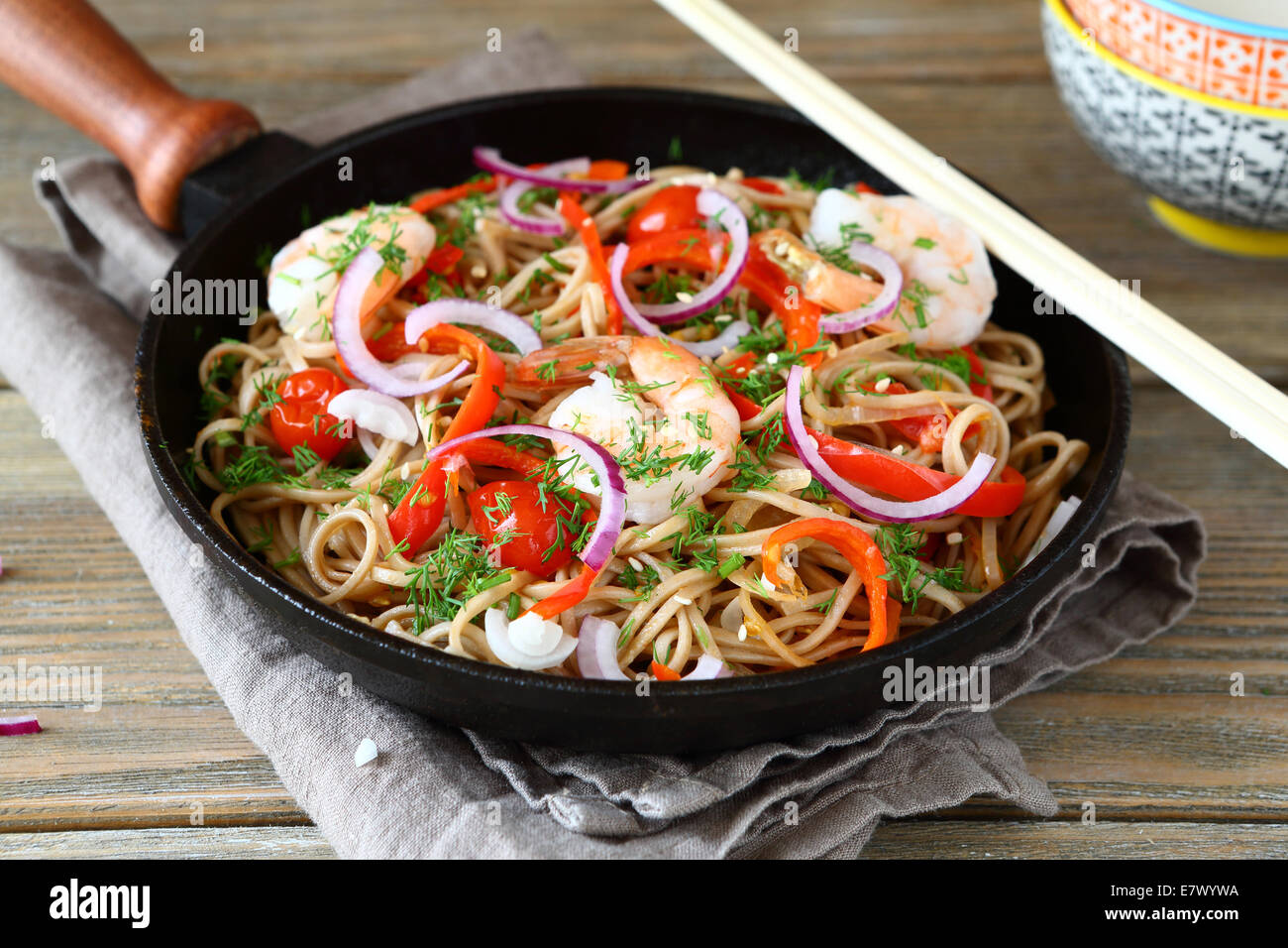 Noodles fritti con verdure e gamberi in una padella, cibo closeup Foto Stock